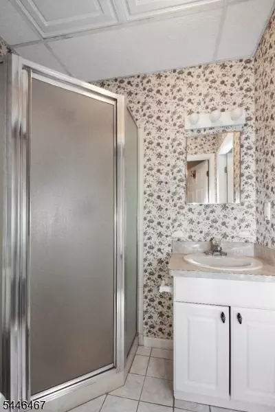Bath - 7 Janice Dr, Hackettstown, NJ 07840 photo 4 of 4