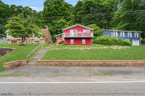 106 Seneca Lake Rd, Sparta, NJ 07871