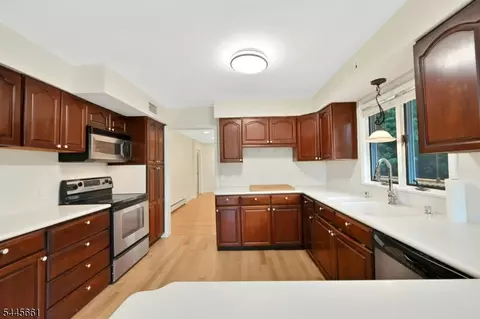 Kitchen - 26 Alpine Dr, Wayne, NJ 07470 photo 2 of 5