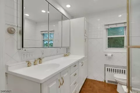 Bath - 26 Alpine Dr, Wayne, NJ 07470 photo 3 of 4
