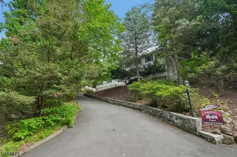 45 Fells Rd, Verona, NJ 07044