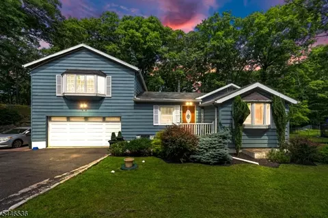36 Lebanon Trl, Hopatcong, NJ 07843