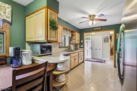 Entry Way - 695 Berdan Ave, Wayne, NJ 07470 photo 2 of 2