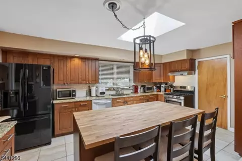 Kitchen - 28 Warwick Cir, Springfield, NJ 07081 photo 2 of 3