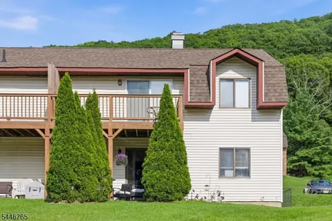 17 Great Gorge Ter, Vernon, NJ 07462