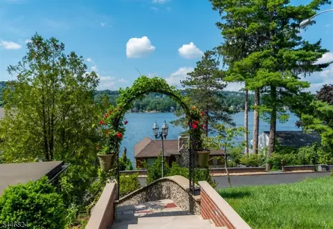 21 Maple Pkwy, Sparta, NJ 07871
