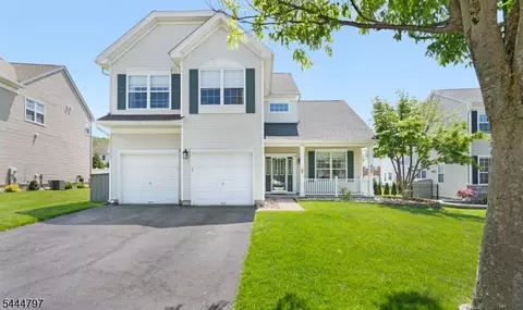 25 Rolling Rapids Ct, Hackettstown, NJ 07840