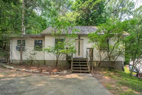 197 Snake Den Rd, Wanaque, NJ 07465