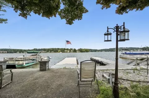 21 Sunset Ln, Landing, NJ 07850
