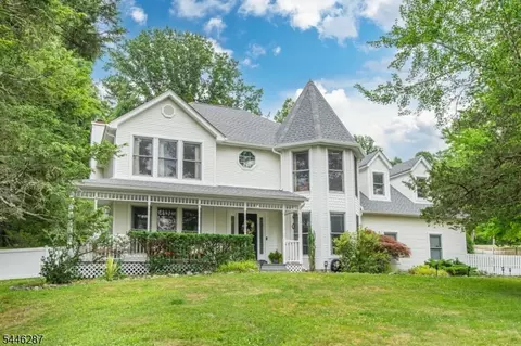 1 Victoria Pines Ln, Lafayette, NJ 07848