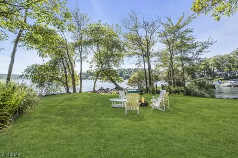 22 Ithanell Rd, Hopatcong, NJ 07843