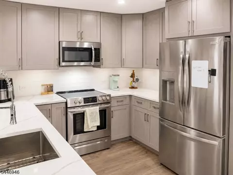 1 Carriage City Plz #1122, Rahway, NJ 07065