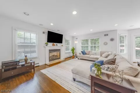 53 Maple Ave, Berkeley Heights, NJ 07922 photo 2