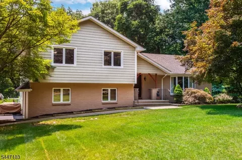 16 Tumbling Brook Rd, Towaco, NJ 07082
