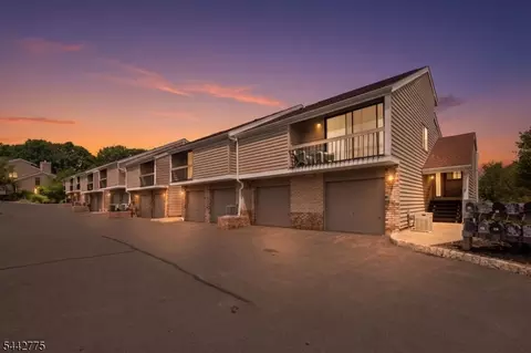 77 Overlook Dr, Clinton, NJ 08809