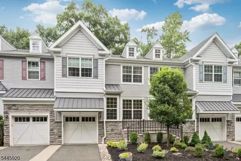 20 Masterson Ct, Waldwick, NJ 07463