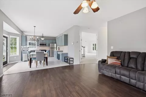 Entry Way - 163 Bryans Rd, Hampton, NJ 08827 photo 4 of 6