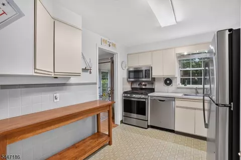 Kitchen - 72 Lyons Pl, Springfield, NJ 07081 photo 2 of 2