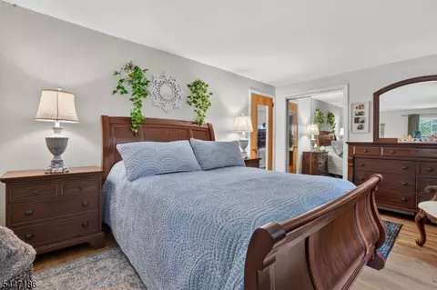 Bedroom - 72 Lyons Pl, Springfield, NJ 07081 photo 2 of 4