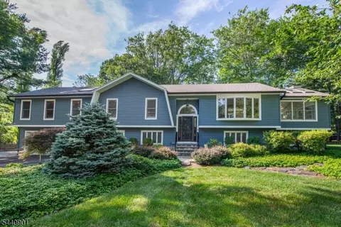 9 Flintlock Dr, Long Valley, NJ 07853