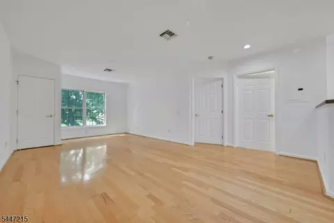 Living - 189 Forest Ave #213, Paramus, NJ 07652 photo 4 of 5
