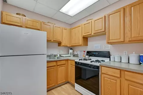 Kitchen - 189 Forest Ave #213, Paramus, NJ 07652 photo 3 of 3