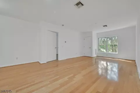 Living - 189 Forest Ave #213, Paramus, NJ 07652 photo 3 of 5