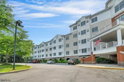 Exterior - 189 Forest Ave #213, Paramus, NJ 07652 photo 2 of 4