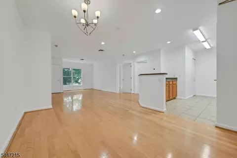 Living - 189 Forest Ave #213, Paramus, NJ 07652 photo 1 of 5
