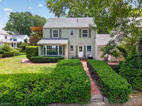 11 Burlington Pl, Fair Lawn, NJ 07410
