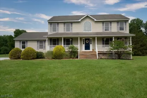 9 Carriage Ln, Hamburg, NJ 07419