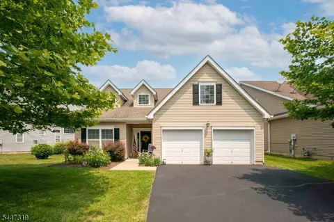26 Bluffs Ct, Hamburg, NJ 07419