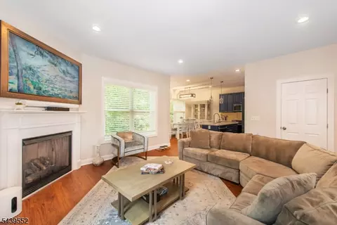 18 Post Oak Ct, Hamburg, NJ 07419