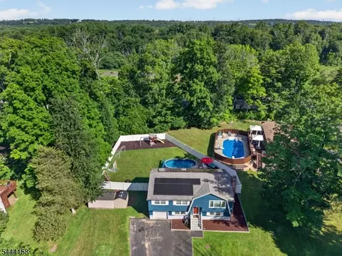 2 Vivian Plz, Newton, NJ 07860