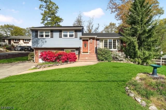 18 Hillcrest Dr, Bloomingdale, NJ 07403