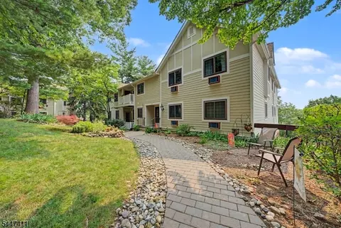20 C Foxwood Dr, Morris Plains, NJ 07950