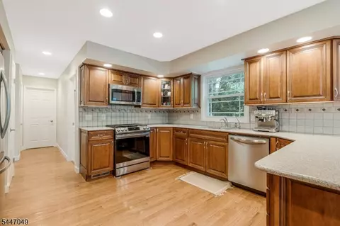 Entry Way - 4 Peter Dr, Hackettstown, NJ 07840 photo 2 of 4