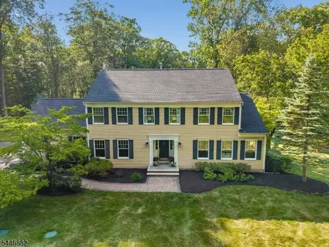 33 Willow Dr, Chester, NJ 07930