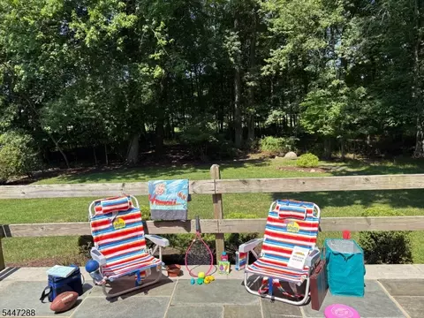 33 Longacre Dr, Livingston, NJ 07039