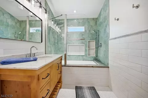 Bath - 54 E Main St, Mendham, NJ 07945 photo 4 of 5