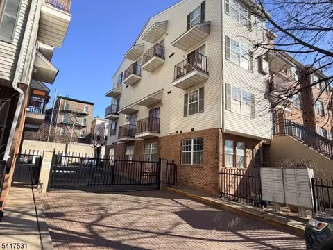 84 Union St #C2, Newark, NJ 07105