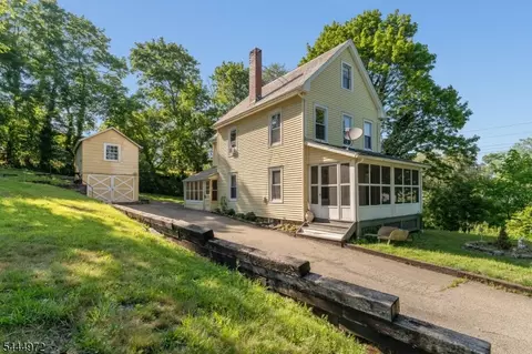 9 Central St, Lebanon, NJ 08833