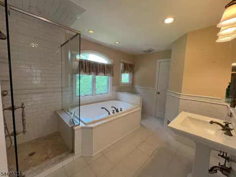 Bath - 41 Circle Dr, Paramus, NJ 07652 photo 6 of 7