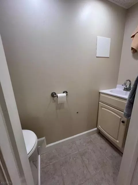 Bath - 41 Circle Dr, Paramus, NJ 07652 photo 7 of 7