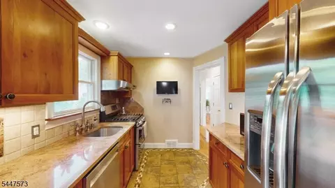 Entry Way - 41 Circle Dr, Paramus, NJ 07652 photo 7 of 8