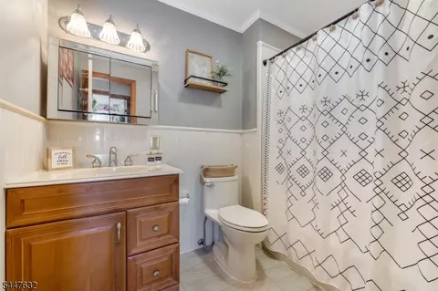 Bath - 36 Mackenzie Rd, Hampton, NJ 08827 photo 1 of 2
