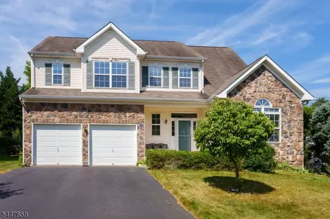 2 Pickering Cir, Princeton, NJ 08540