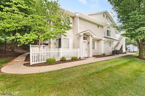 47 Encampment Dr, Bedminster, NJ 07921