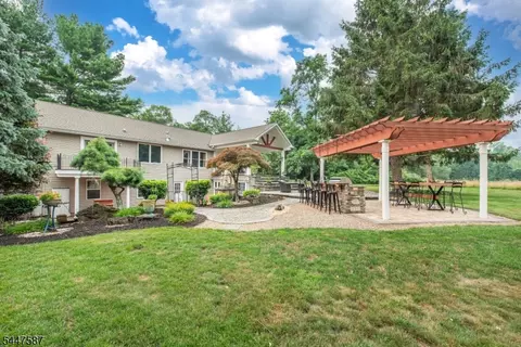 1 Evergreen Dr, Chester Twp, NJ 07930