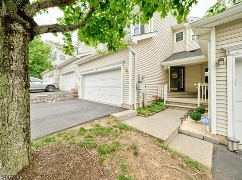 7 Old Orchard Ct, Clinton, NJ 08809